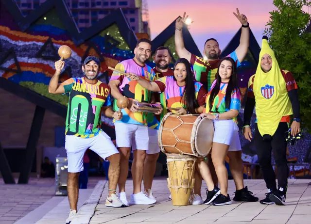 Cantores Killeros con sus camisetas, tambor y el disfraz de banana en el Gran Malecón