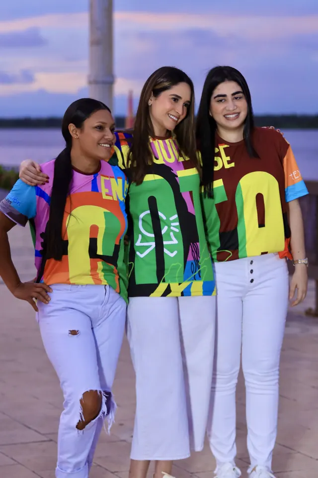 Tres cantoras con la camiseta del desfile en el Malecón