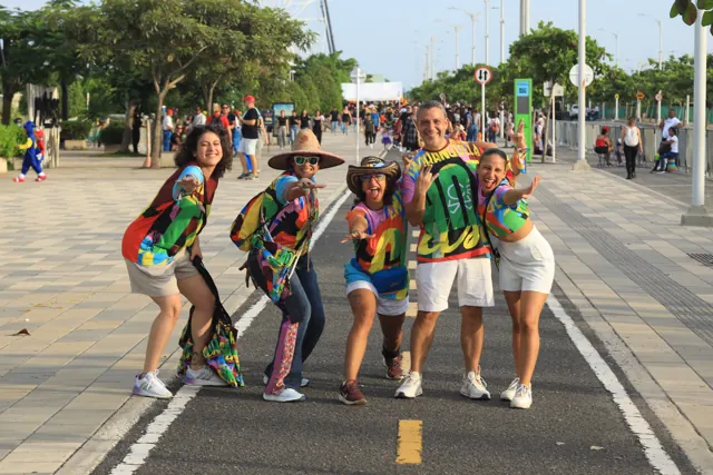 Cantoras y cantores bailando por la vía del Malecón