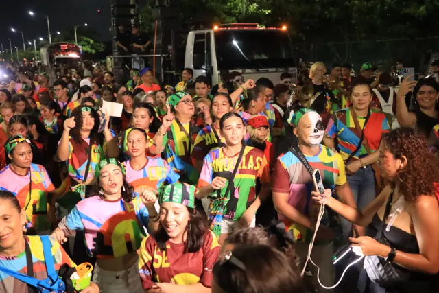 Multitud de cantores con camisetas de colores en el desfile