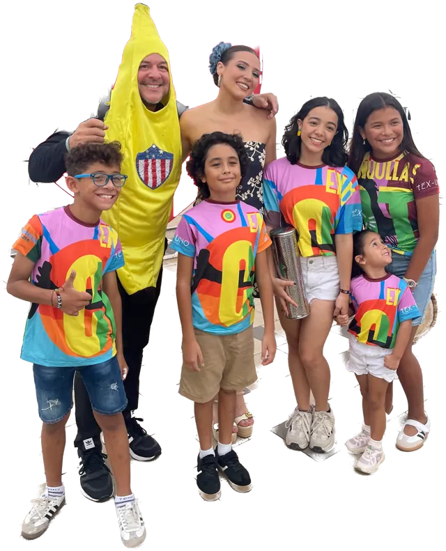 Familia killera: niños con la camiseta del desfile y un cantor disfrazado de banana en el Gran Malecón